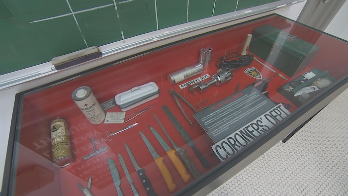 Les outils que les coroners ont utilisé de 1932 à 1980 pour pratiquer les autopsies, pour déterminer les causes de la mort.