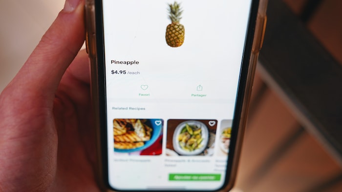 Une commande s’affiche dans l’application Instacart sur un téléphone intelligent.