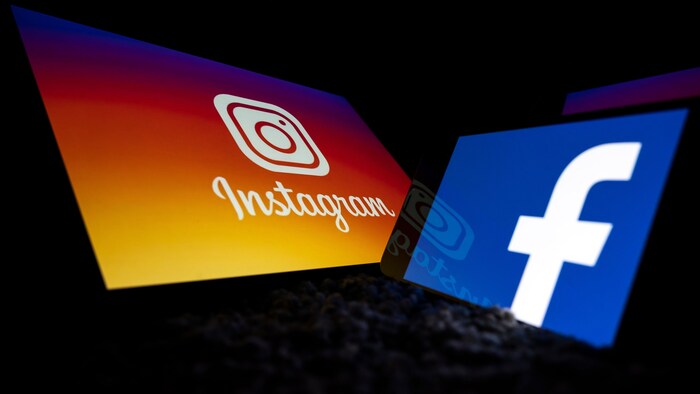 Les logos des réseaux sociaux Facebook et d'Instagram sur des écrans numériques.