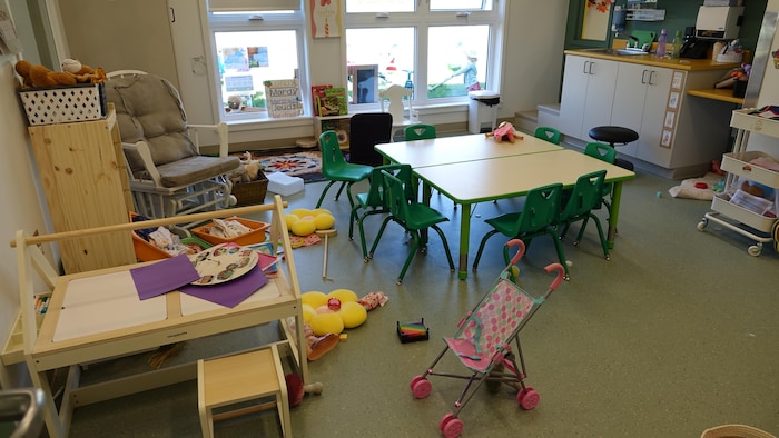 Un local de CPE avec des jouets.