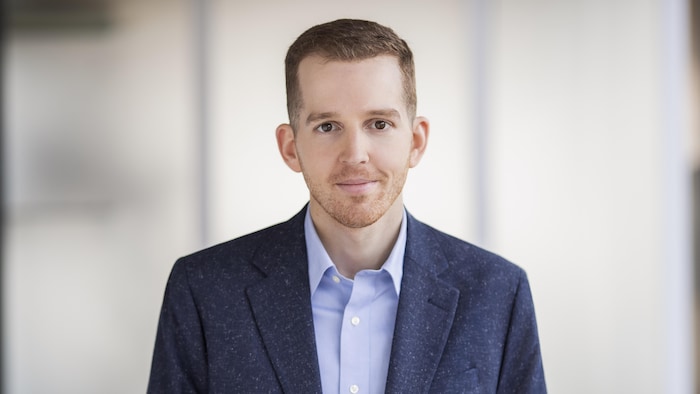 L'homme regarde la caméra.