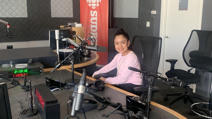 Matilda Maureira aux micros de l'émission Le matin du Nord.