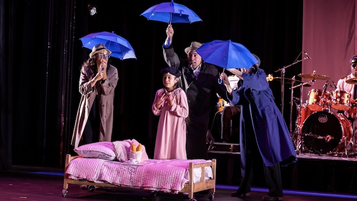 Matilda Maureira qui joue en pièce de théâtre.
