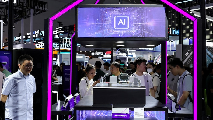 Des visiteurs dans un salon sur l'intelligence artificielle.