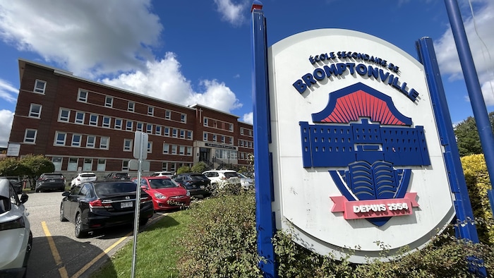 L'enseigne de l’École secondaire de Bromptonville.