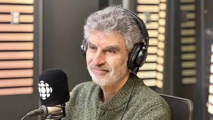 المدير العلمي لمعهد كيبيك للذكاء الاصطناعي، يوشوا بنجيو، خلال مقابلة داخل أحد استديوهات إذاعة راديو كندا.