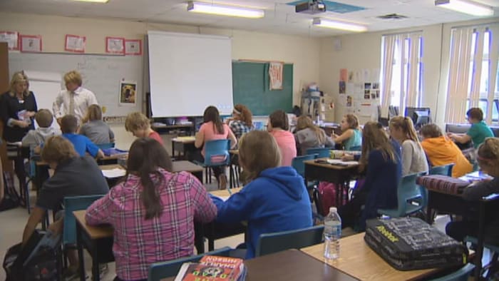 Des élèves dans une salle de classe.