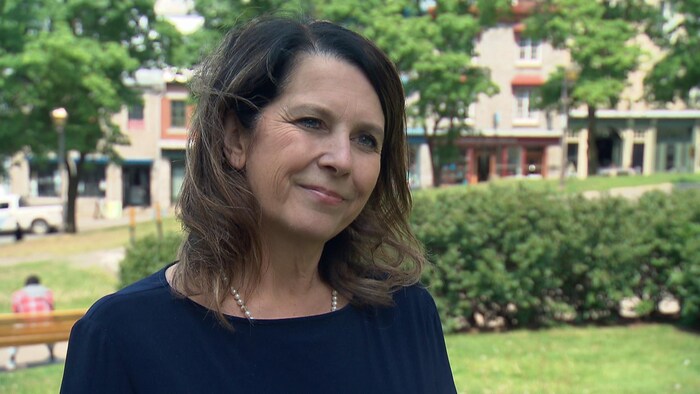 Marie-Josée Asselin accorde une entrevue à Radio-Canada à l’extérieur, devant l’hôtel de ville de Québec.