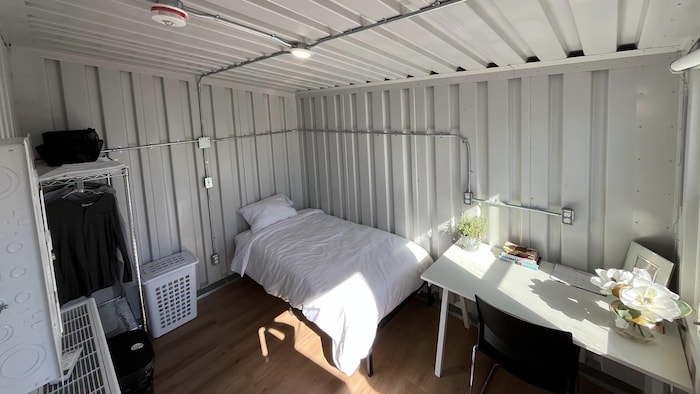 L'intérieur d'une cabine du village d'hébergement pour sans-abri à Thunder Bay.