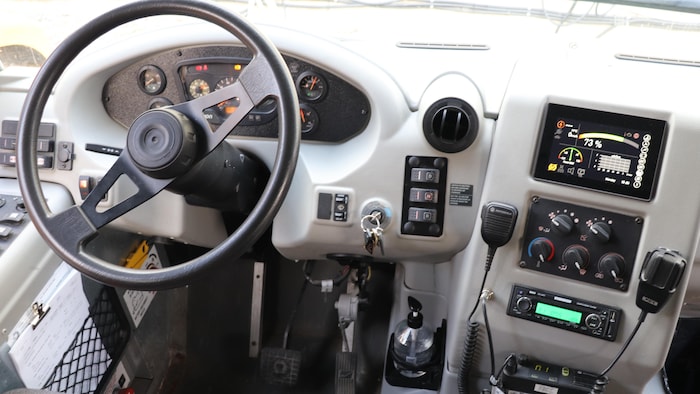 Un volant et un écran numérique permettant au chauffeur d'autobus scolaire électrique de connaître l'état de ses batteries.