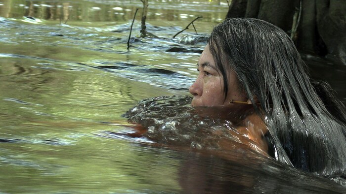 Une femme a la tête qui benignant de l'eau.