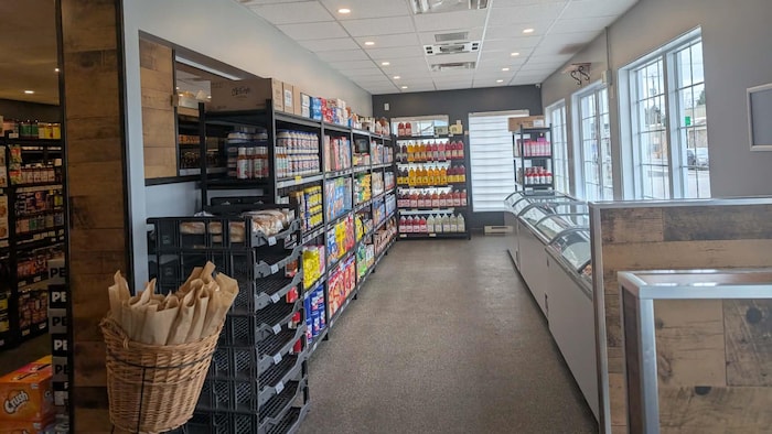 Une épicerie de l'intérieur. 