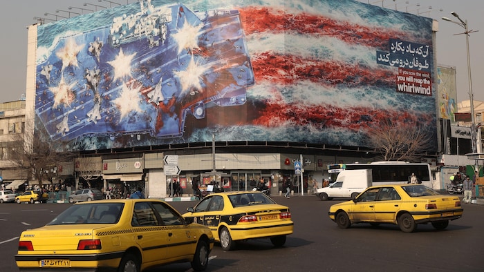 Une immense fresque antiaméricaine sur un immeuble à Téhéran, en Iran, le 26 janvier 2026.