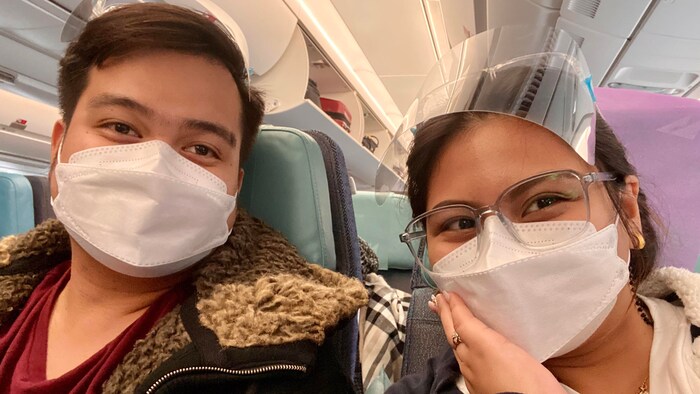 Naka-mask at face shield sina Nico at Hannah sa loob ng eroplano.