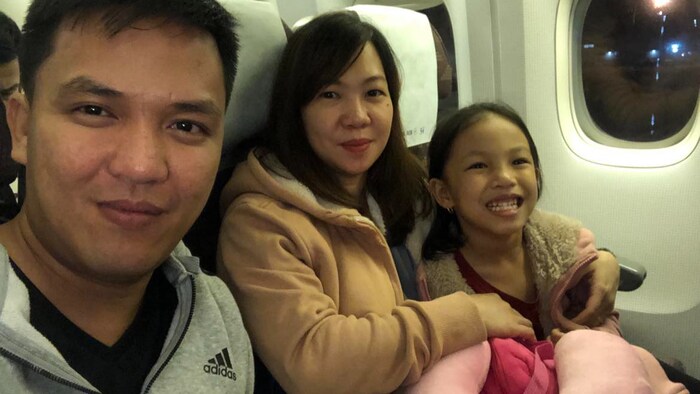 Pamilya Nepomuceno sakay ng eroplano.