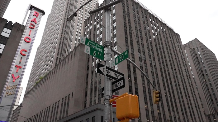 Panneaux indicateurs à l'angle de la 50e Rue et de la 6e Avenue à New York.