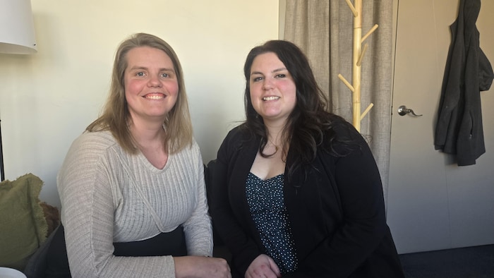 Deux intervenantes sociales dans leur bureau.