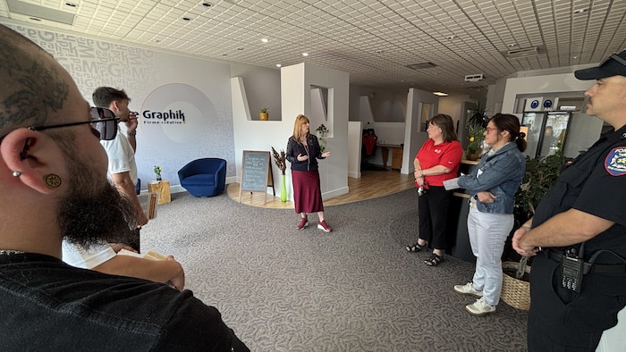 Christine Turcotte s'adresse au groupe d'intervention