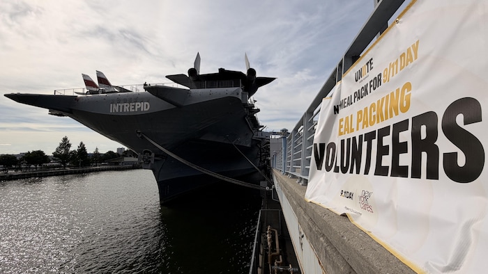 Le porte-avions Intrepid sur l'eau. 