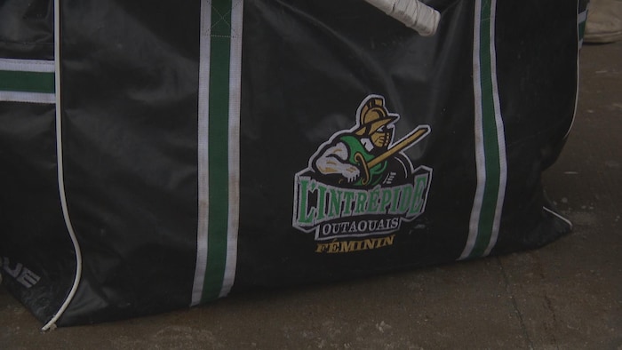 Un sac de sport arborant le logo de l'Intrépide de l'Outaouais.