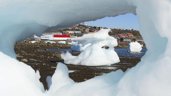 El hielo marino se derrite en Frobisher Bay, Iqaluit, Nunavut.