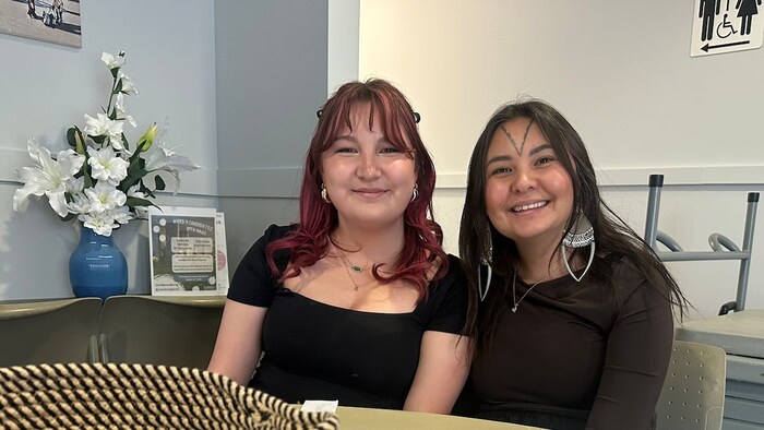 Deux femmes sourient à la caméra.