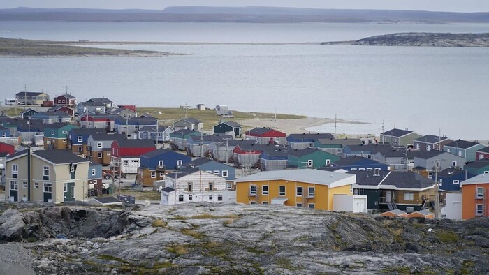 Un petit village sur le bord de l'eau.