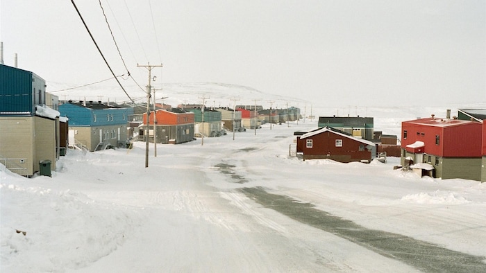 Des maisons dans la communauté d'Inukjuak au Nunavik.