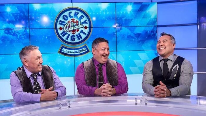 Trois personnes sur un plateau télé.