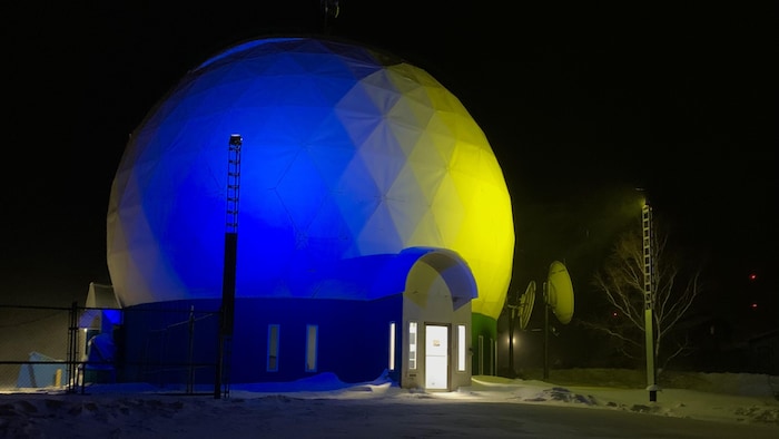 Le dôme du fournisseur d'accès Internet New North Networks, à Inuvik, est illuminé aux couleurs du drapeau ukrainien.