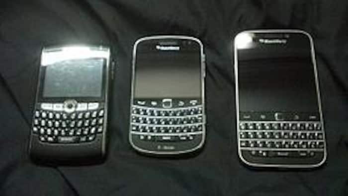 ثلاثة نماذج مختلفة سوداء اللون من هاتف ’’بلاكبيري‘‘ المحمول.