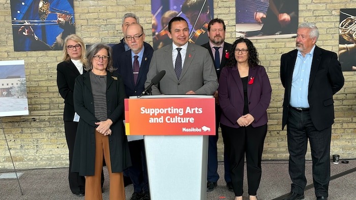 Le premier ministre, Wab Kinew, le ministre des Sports, de la Culture, du Patrimoine et du Tourisme, Nellie Kennedy, le ministre des Relations municipales et du Nord, Glen Simard, le ministre de l'Innovation et des Nouvelles Technologies, Mike Moroz, en conférence.