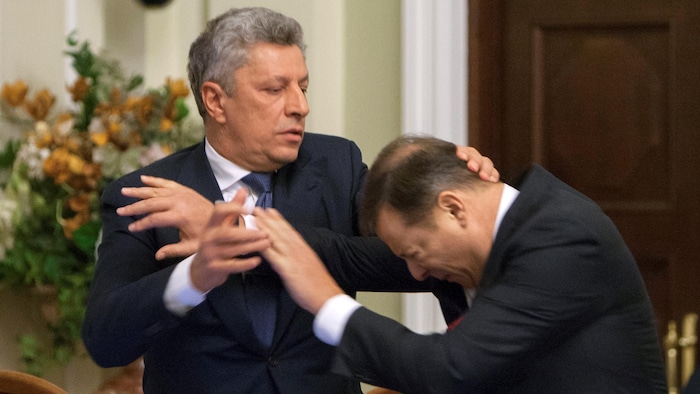 Deux élus se battent.