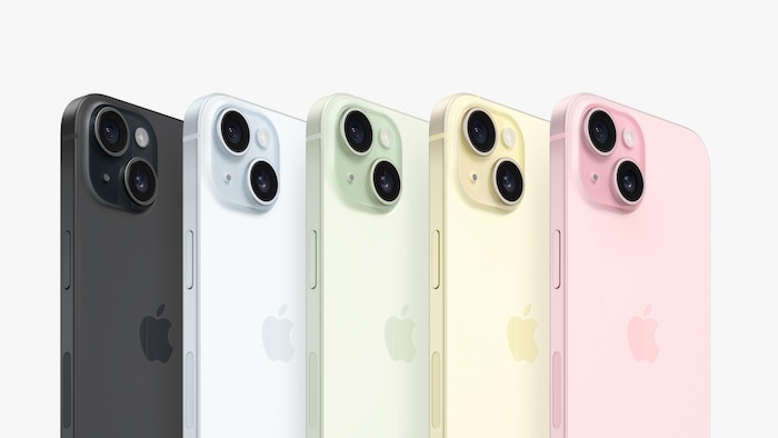 Cinq dos de téléphones un à côté de l'autre, de cinq couleurs différentes. 