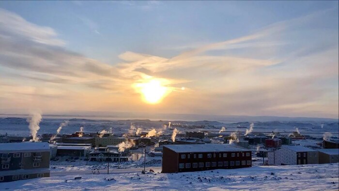 La ville d'Iqaluit en décembre 2020 lors d'un lever de soleil.