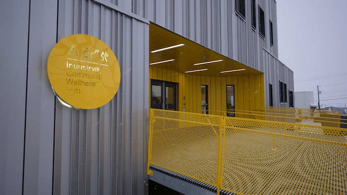 La façade extérieure du nouveau Centre de bien-être communautaire Inuusirvik, à Iqaluit, au Nunavut, le 30 novembre 2023.