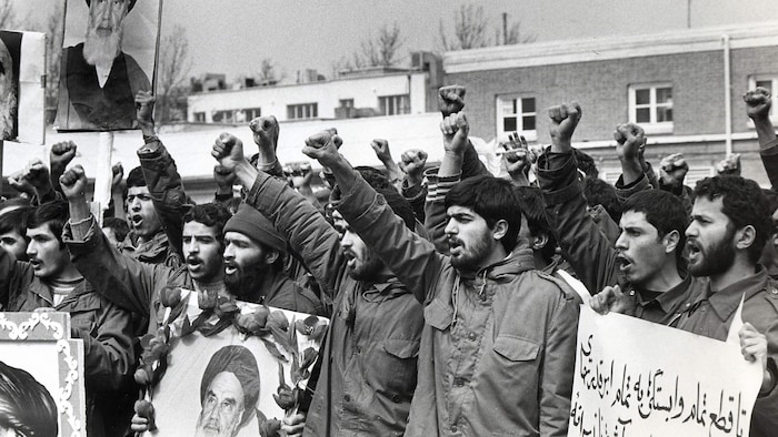 Un groupe d'hommes brandissant leurs poings en l'air.