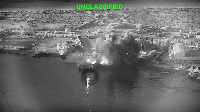 Une image en noir et blanc montre une explosion.