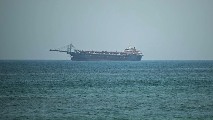 Un navire est aperçu dans le golfe Persique, au large de Sharjah, le 9 mai 2026.