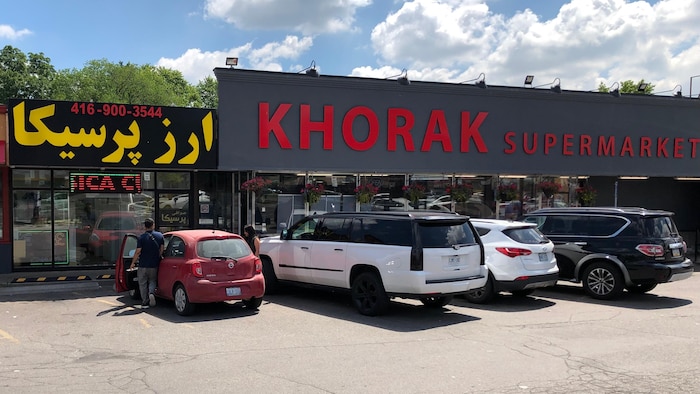 La façade du supermarché Khorak à Toronto.