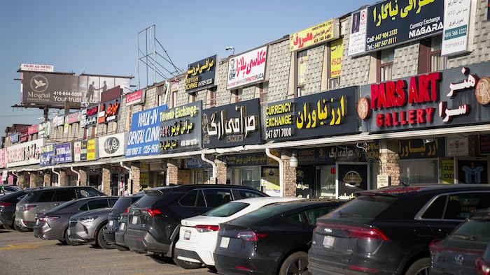 Une place commerçante avec de nombreuses enseignes en farsi.