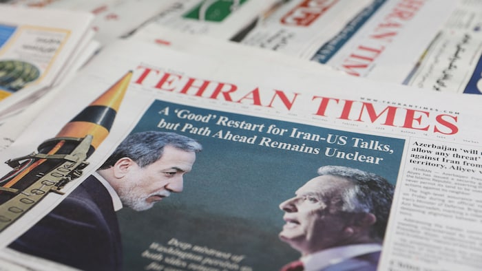 Un journal iranien avec en couverture une photo du ministre iranien des Affaires étrangères Abbas Araghchi et de l'envoyé américain au Moyen-Orient Steve Witkoff, à Téhéran, en Iran, le 7 février 2026. 