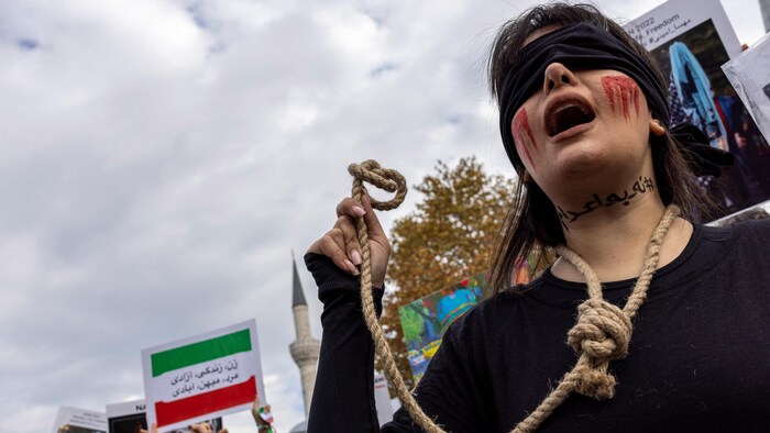 Une femme manifeste contre la peine de mort en Iran.