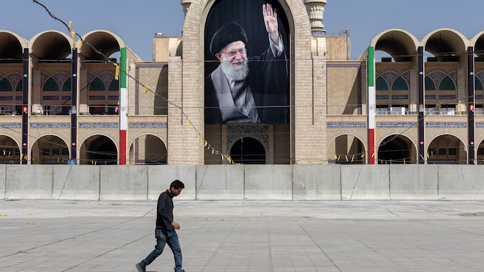 Une grande affiche représentant le défunt ayatollah Ali Khamenei est exposée dans la cour de la Grande Mosquée de l'imam Khomeini.