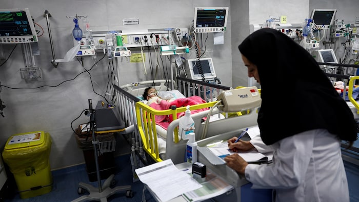 Un enfant allongé sur un lit d'hôpital.