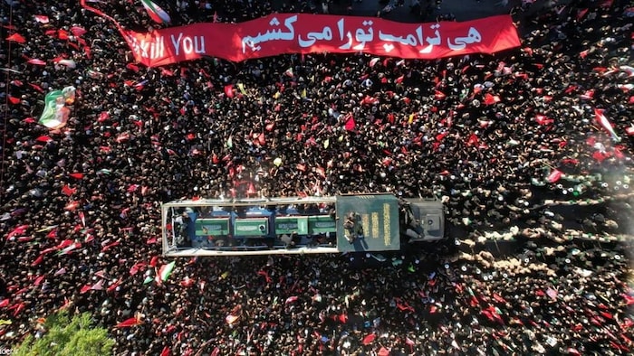 Un véhicule transporte le cercueil du défunt guide suprême iranien Ali Khamenei, le 9 juillet 2026.