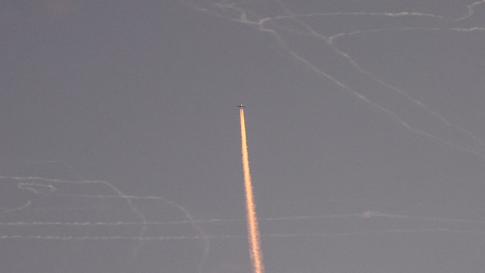 Un avion militaire dans le ciel.