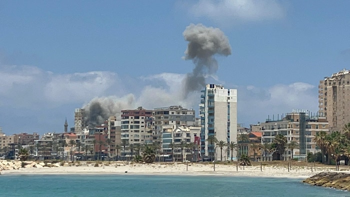 Des nuages de fumée s'élèvent à la suite d'une frappe israélienne à Tyr.