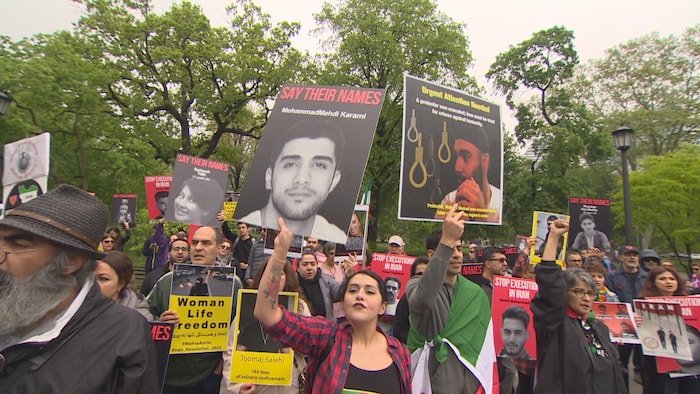 Des manifestants avec des pancartes.
