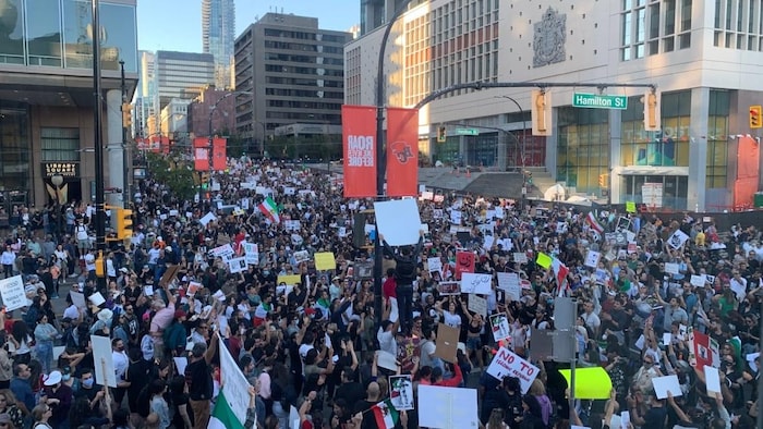 تظاهرة في وسط فانكوفر في غرب كندا في 25 أيلول (سبتمبر) 2022 تنديداً بقمع سلطات طهران المتظاهرين في إيران.